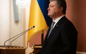 По мнению собеседника LB.ua, козырем действующего президента на выборах должно стать повышение пенсий