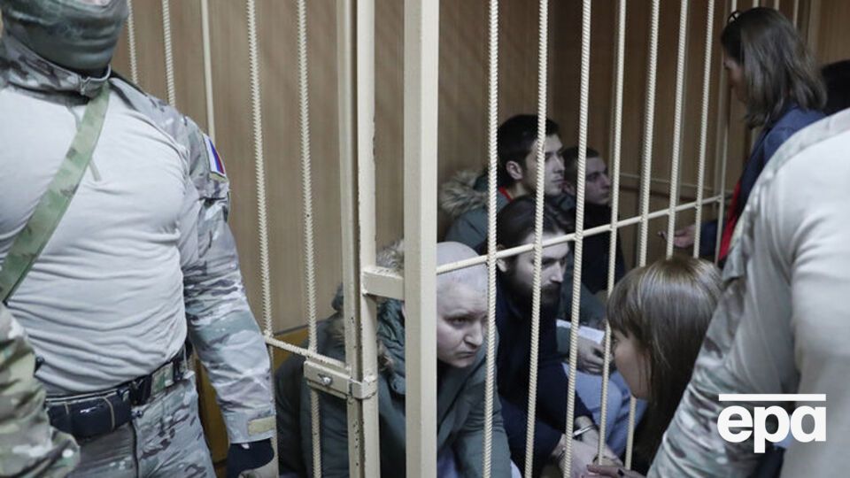 У Міністерстві з питань тимчасово окупованих територій та внутрішньо переміщених осіб повідомляли, що сім'ям 24 українських моряків виплатили по 100 тис. грн