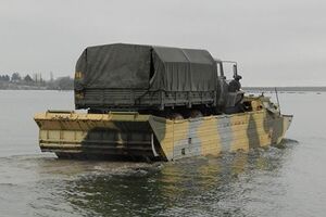 Российские военные переправили технику и военнослужащих инженерного полка через залив Донузлав с применением плавающих транспортеров ПТС