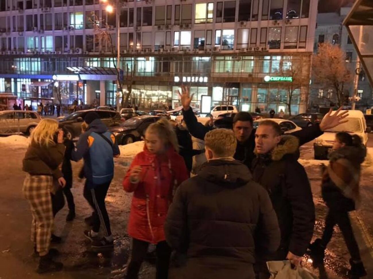 Натовп побив чоловіка на Спортивній площі в Києві