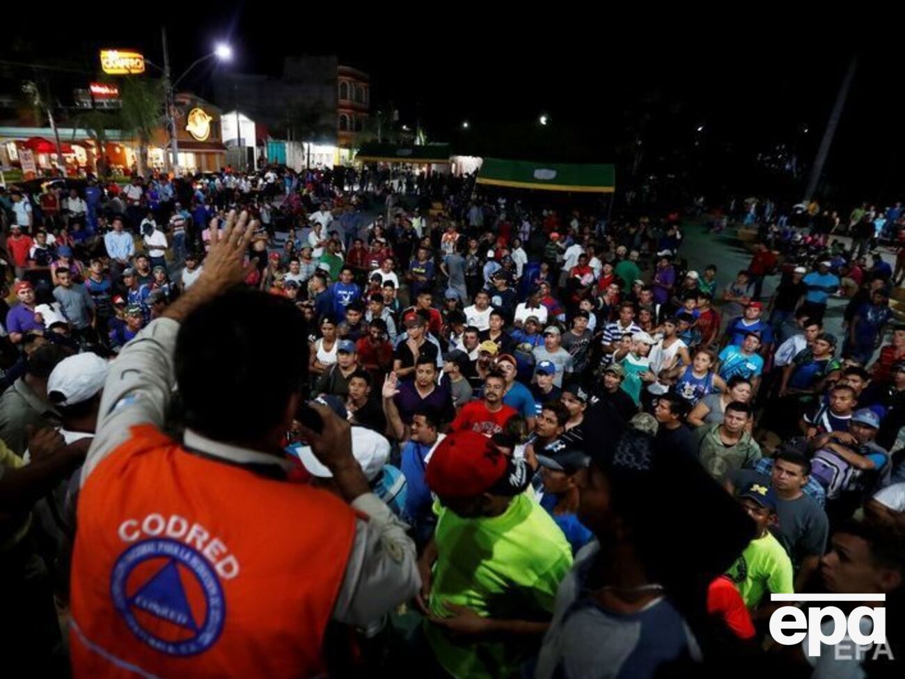 У Мексиці на мігрантів надягають спеціальні браслети, щоб стежити за потоком людей
