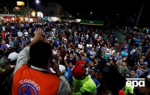 У Мексиці на мігрантів надягають спеціальні браслети, щоб стежити за потоком людей