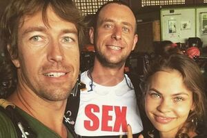 15 января 2019 года суд в Таиланде приговорил к условным срокам Настю Рыбку (справа) Алекса Лесли (слева) и еще шесть человек