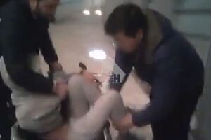 Настю Рыбку силой усадили в кресло-каталку