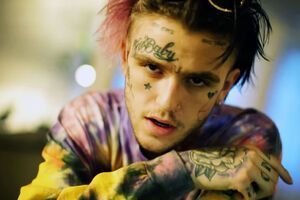 В ролике показали архивную видеозапись Lil Peep
