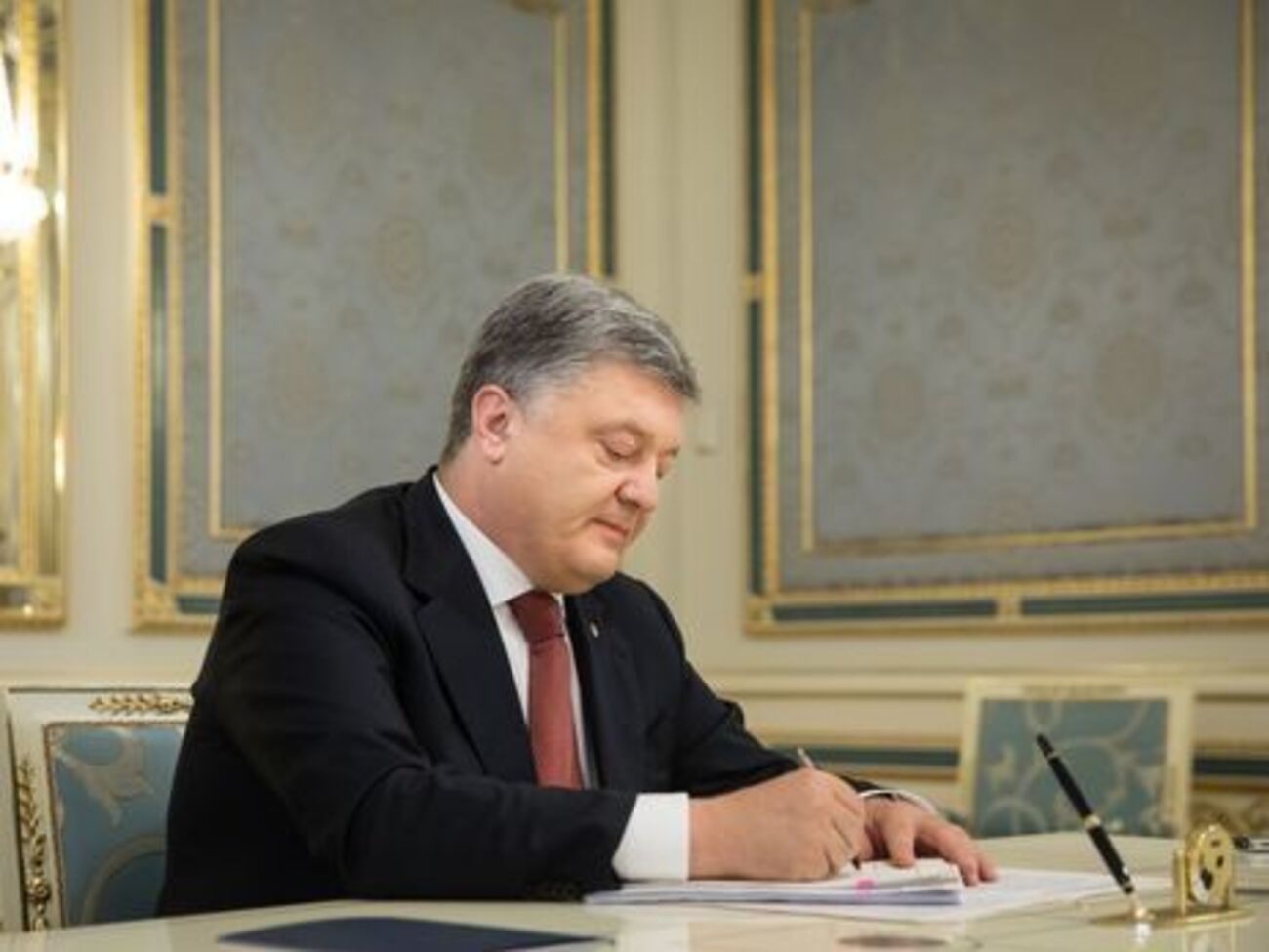 Порошенко створив військово-цивільну адміністрацію