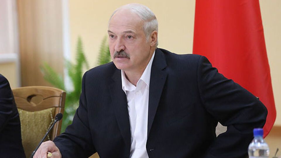 Лукашенко заявив, що в Україні ходять люди з рушницями