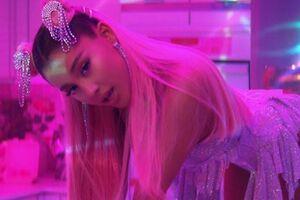 Гранде позировала в боди