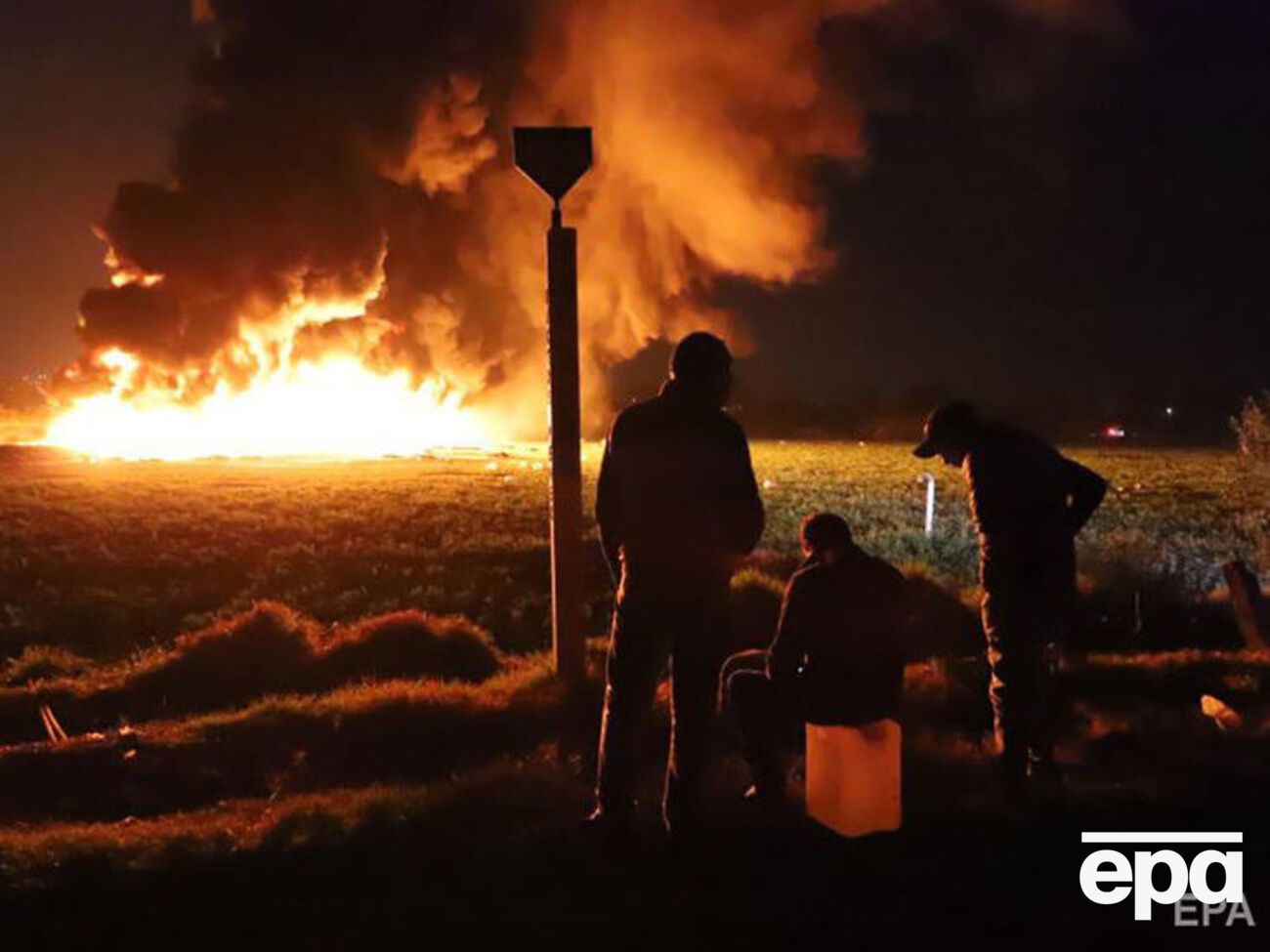 Местные жители у трубопровода собирали топливо в канистры