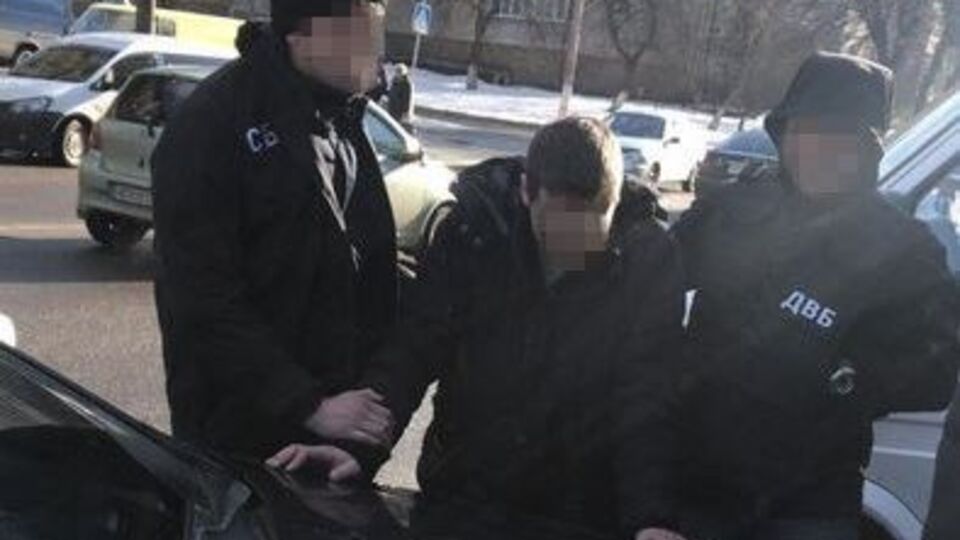 Сотрудники СБУ задержали одного из подозреваемых во время получения второй части взятки