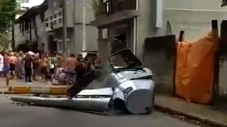 Двох людей, які перебували в кабіні вертольота, госпіталізували з легкими пораненнями