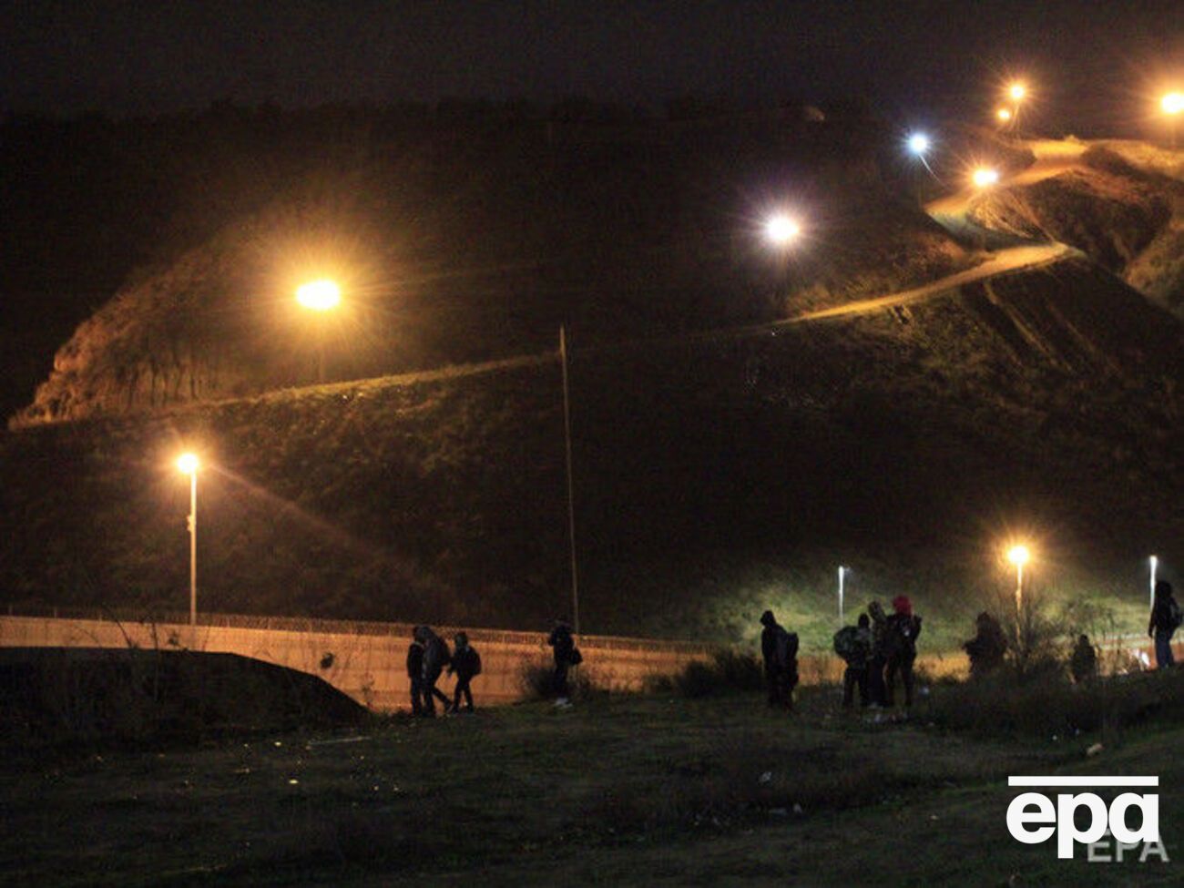 Мігранти намагалися прорватися через американський кордон