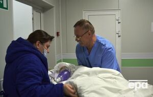 На голове у мальчика есть поверхностные раны, однако мозг сохранен