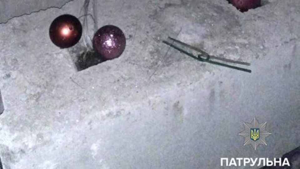 Під час падіння чоловік збив кілька іграшок