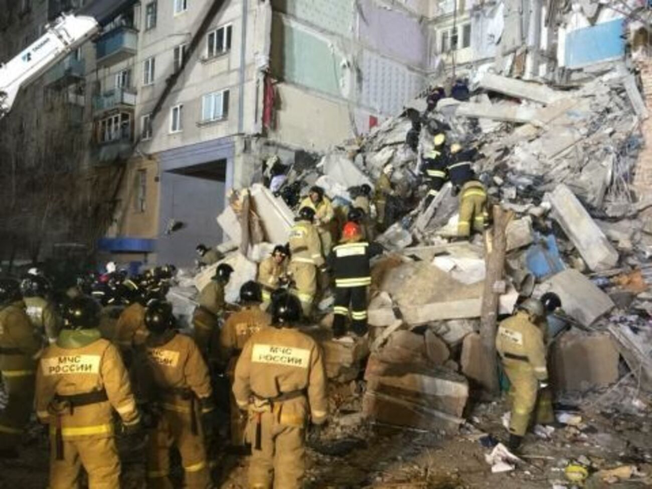 Спасатели продолжают разбирать завалы