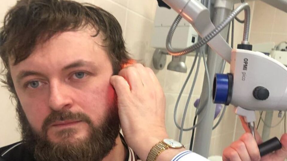 Dzidzio: Отака ситуація з моїм лівим вухом. Саме в ньому я ношу вушний монітор, коли виступаю