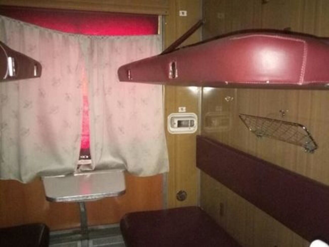 В "Укрзалізниці" заявили, що верхня полиця, яка обвалилася на жінку, не могла обірватися