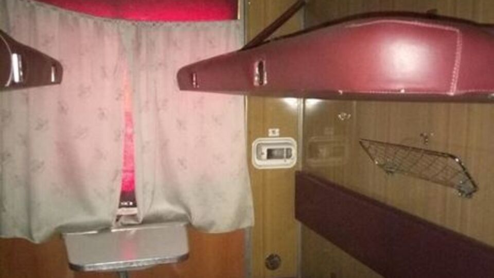 В "Укрзалізниці" заявили, що верхня полиця, яка обвалилася на жінку, не могла обірватися