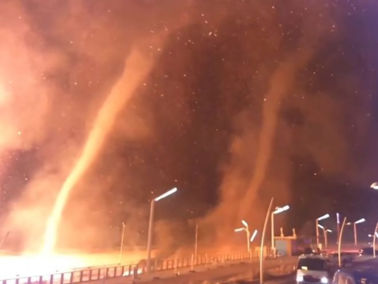 Вогняні торнадо пересувалися пляжем