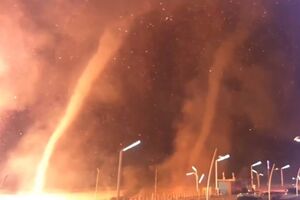 Вогняні торнадо пересувалися пляжем