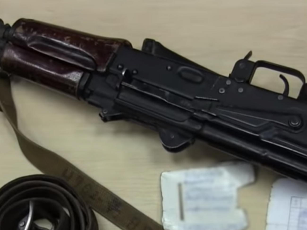 Боевики показали автомат и личные вещи украинского военнослужащего