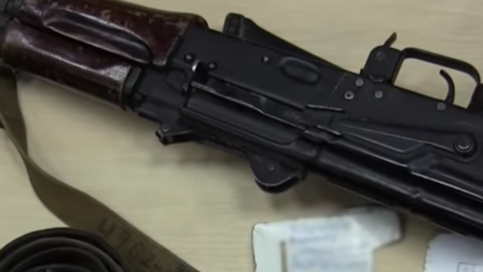 Боевики показали автомат и личные вещи украинского военнослужащего