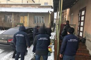 Чиновника затримали під час отримання другого траншу хабара
