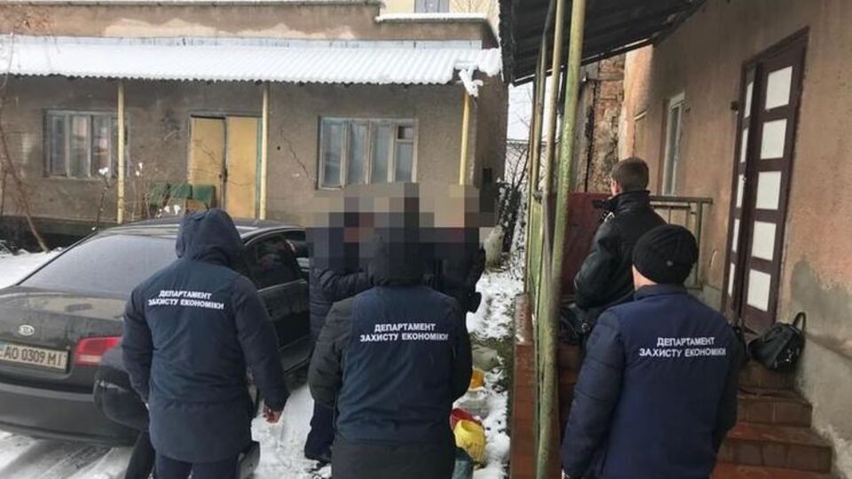 Чиновника задержали при получении второго транша взятки