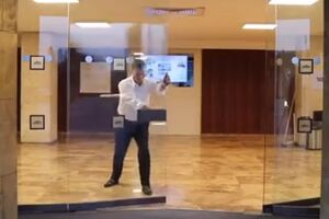 Эдельштейн символично закрыл парламент