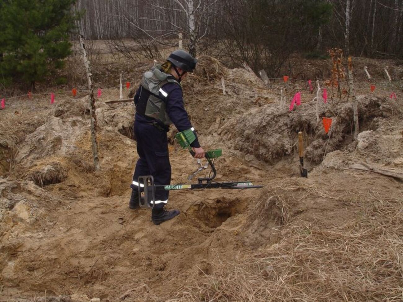 Спасатели продолжают разминировать территорию Донбасса