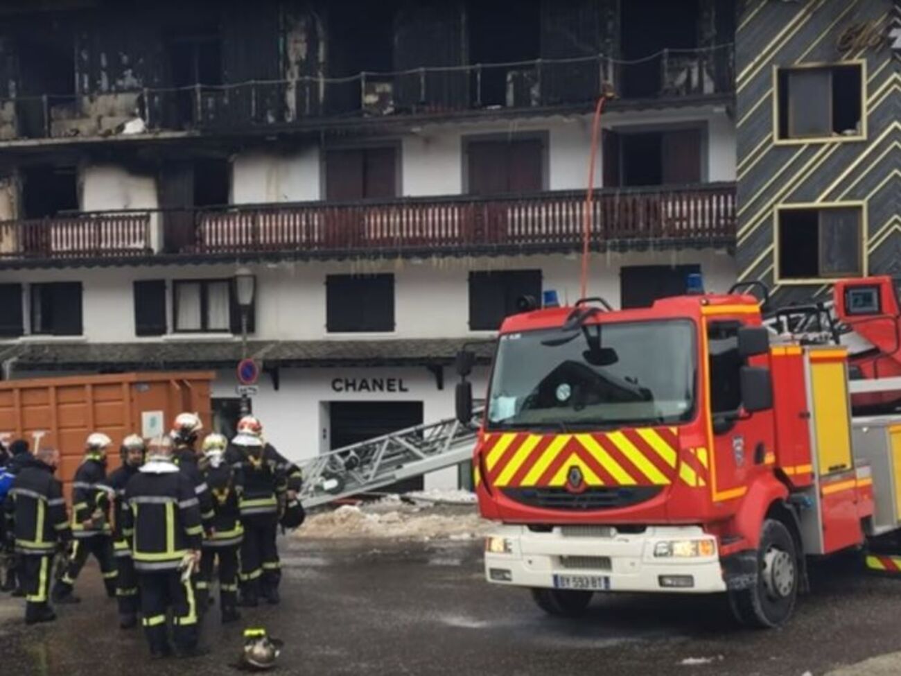 До гасіння пожежі залучили приблизно 130 рятувальників
