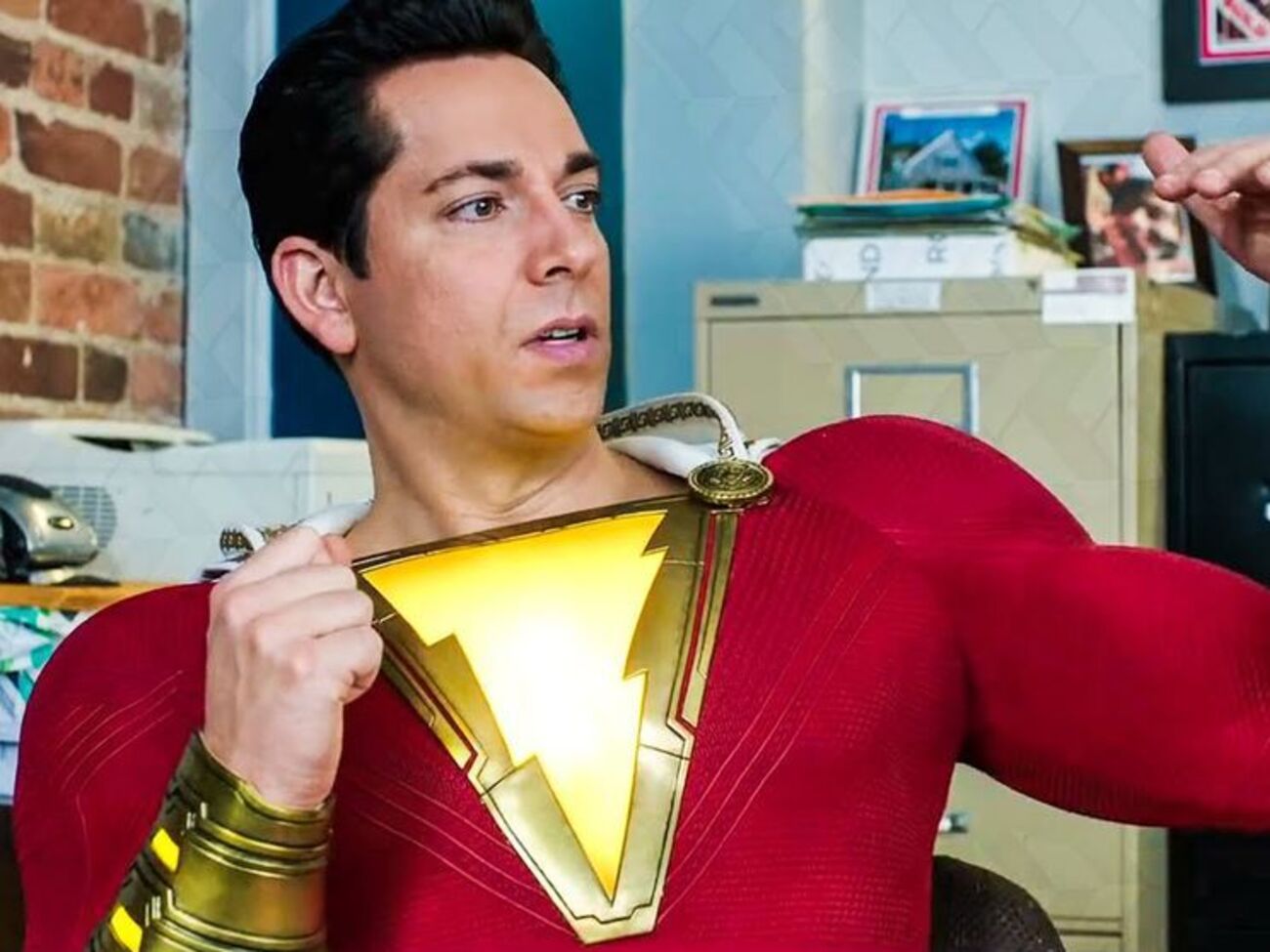 Главный герой знает магическое слово --- "Шазам!"