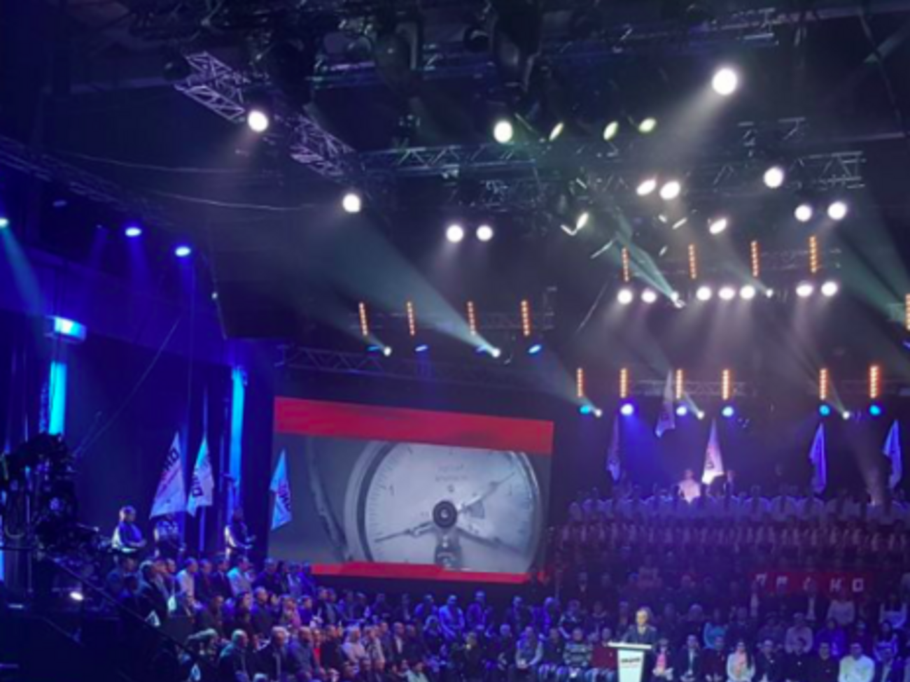 "Страна" повідомляє, що в залі &ndash; приблизно 700&ndash;1000 осіб