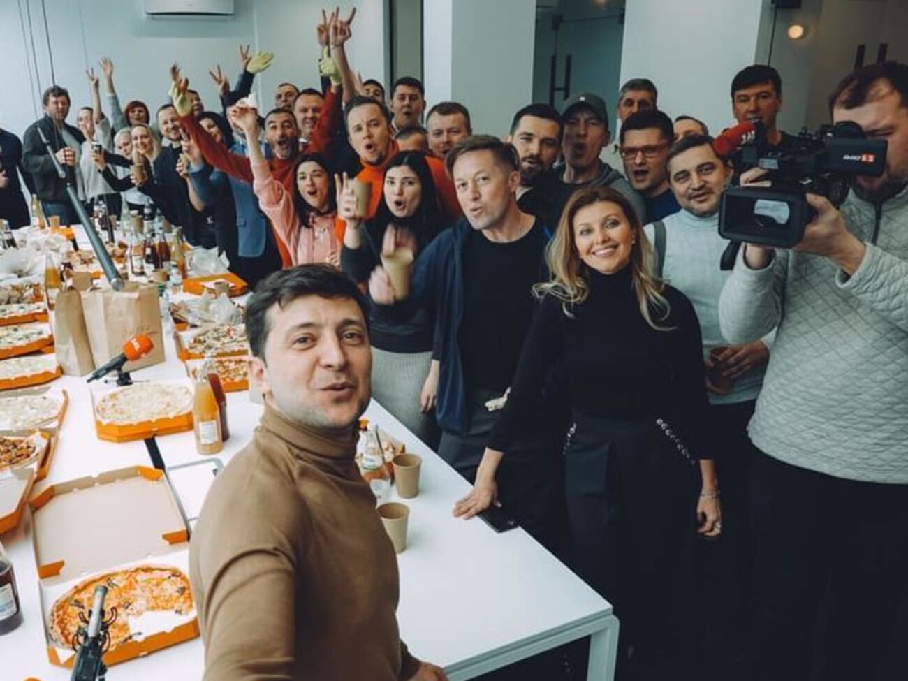 З'їзд партії "Слуга народу", яку очолює Зеленський, відбувся в неформальній обстановці