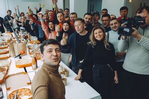 З'їзд партії "Слуга народу", яку очолює Зеленський, відбувся в неформальній обстановці