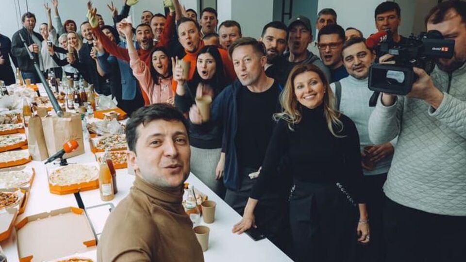 З'їзд партії "Слуга народу", яку очолює Зеленський, відбувся в неформальній обстановці