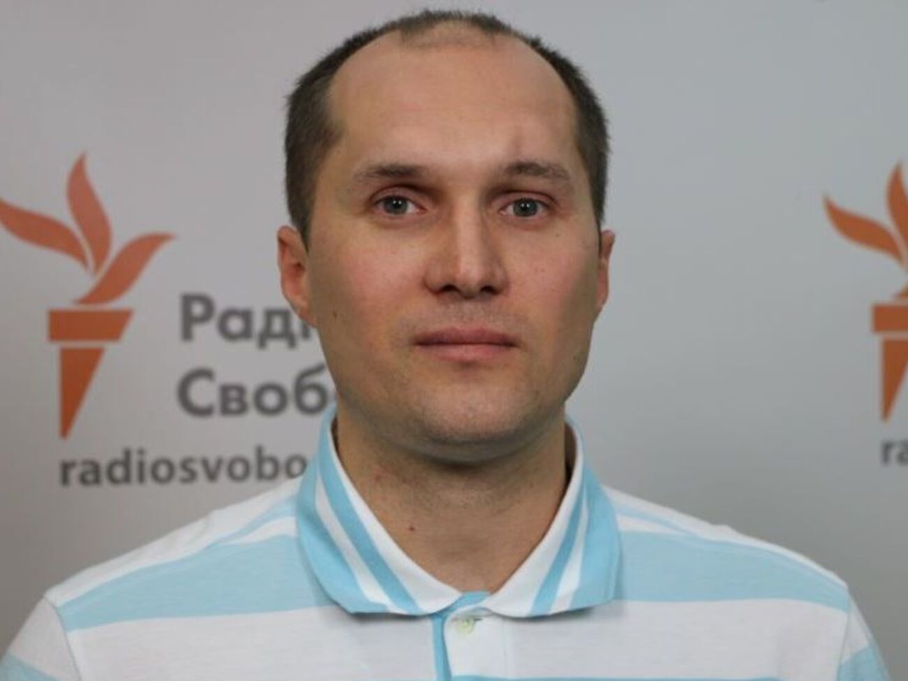 Кандидат Голобородько в реальному житті виявився не скромним і чесним учителем, а актором, який їздить на дорогому джипі з мікроавтобусом охорони