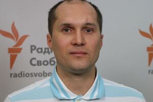 Кандидат Голобородько в реальному житті виявився не скромним і чесним учителем, а актором, який їздить на дорогому джипі з мікроавтобусом охорони
