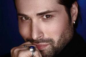 Аксельрод: Я решил измениться кардинально, взяв новые имя и фамилию. За этим сразу пошли и внешние, музыкальные изменения