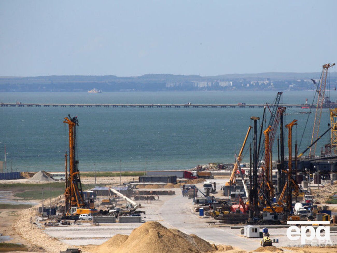 Інцидент на судноплавство в протоці не впливає, заявили агентству