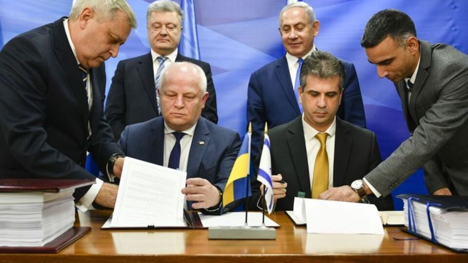 С украинской стороны соглашение подписал вице-премьер Степан Кубив, с израильской – и.о. министра экономики Эли Коэн
