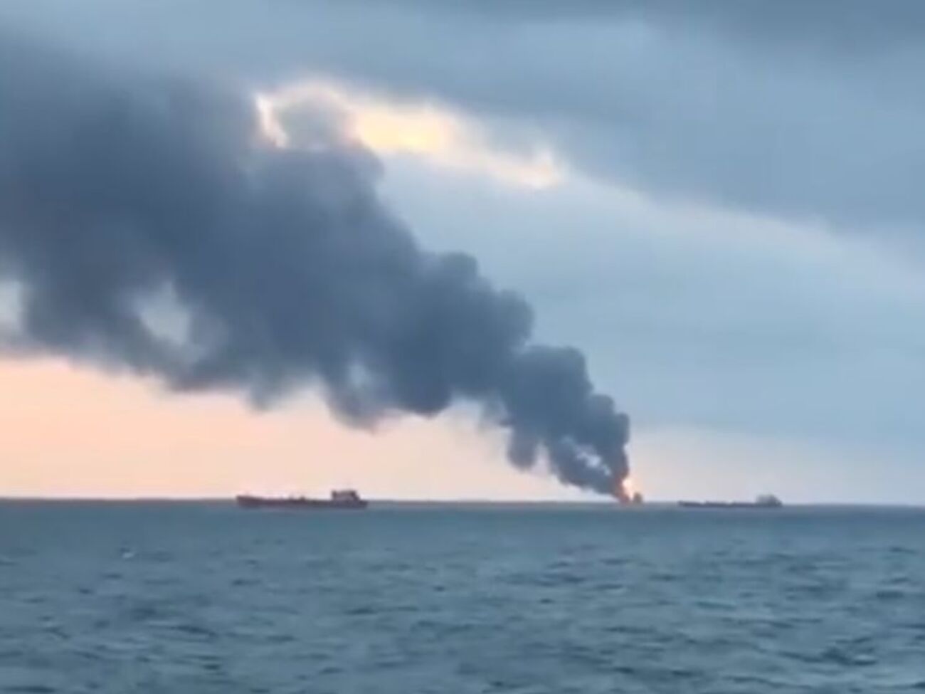 Рядом с горящим объектом находятся другие суда