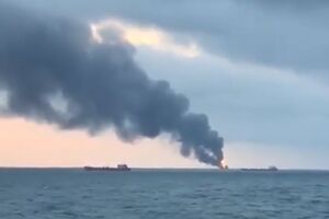 Рядом с горящим объектом находятся другие суда