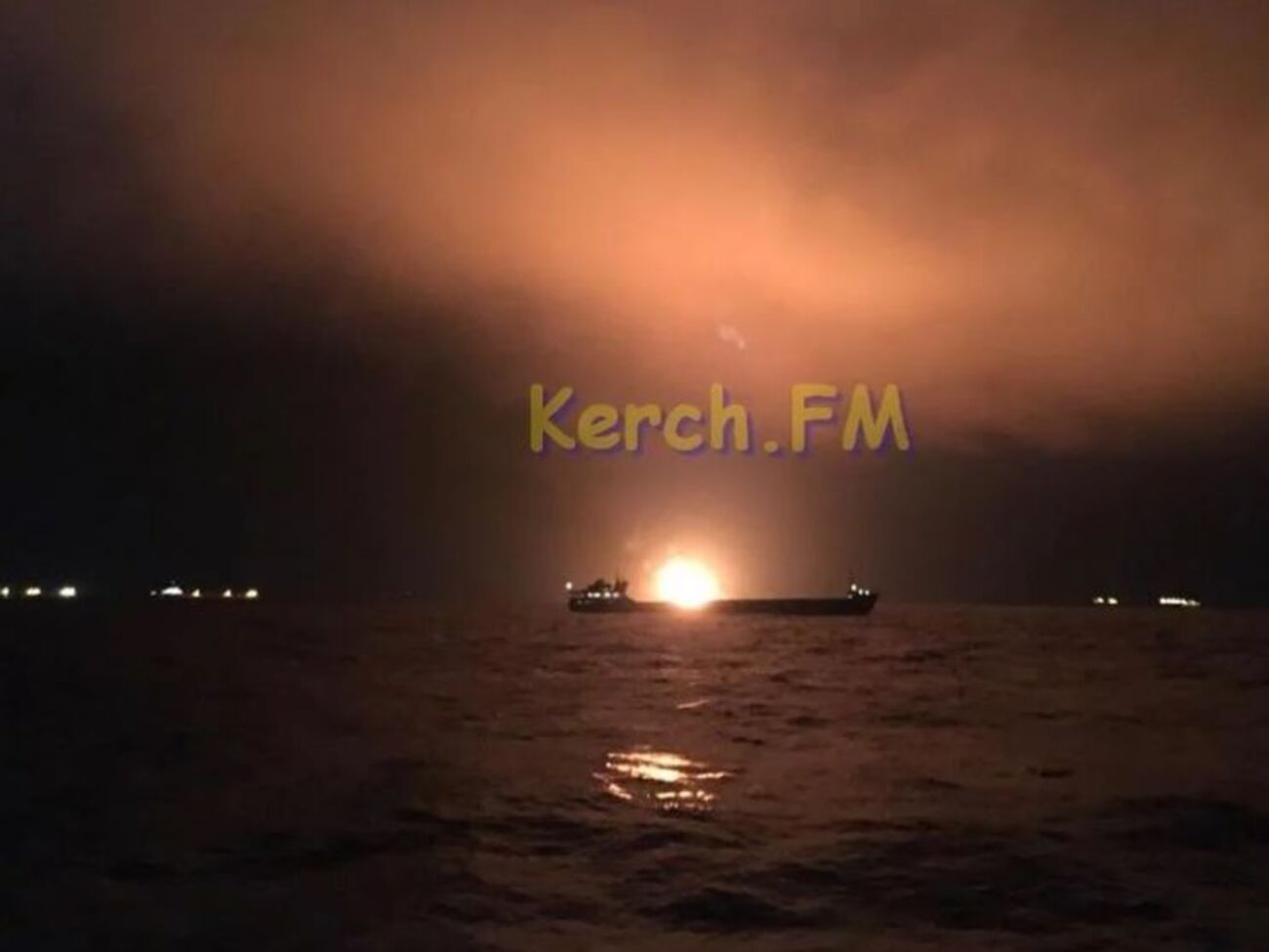 Суда, на которых начался пожар, ходят под флагом Танзании