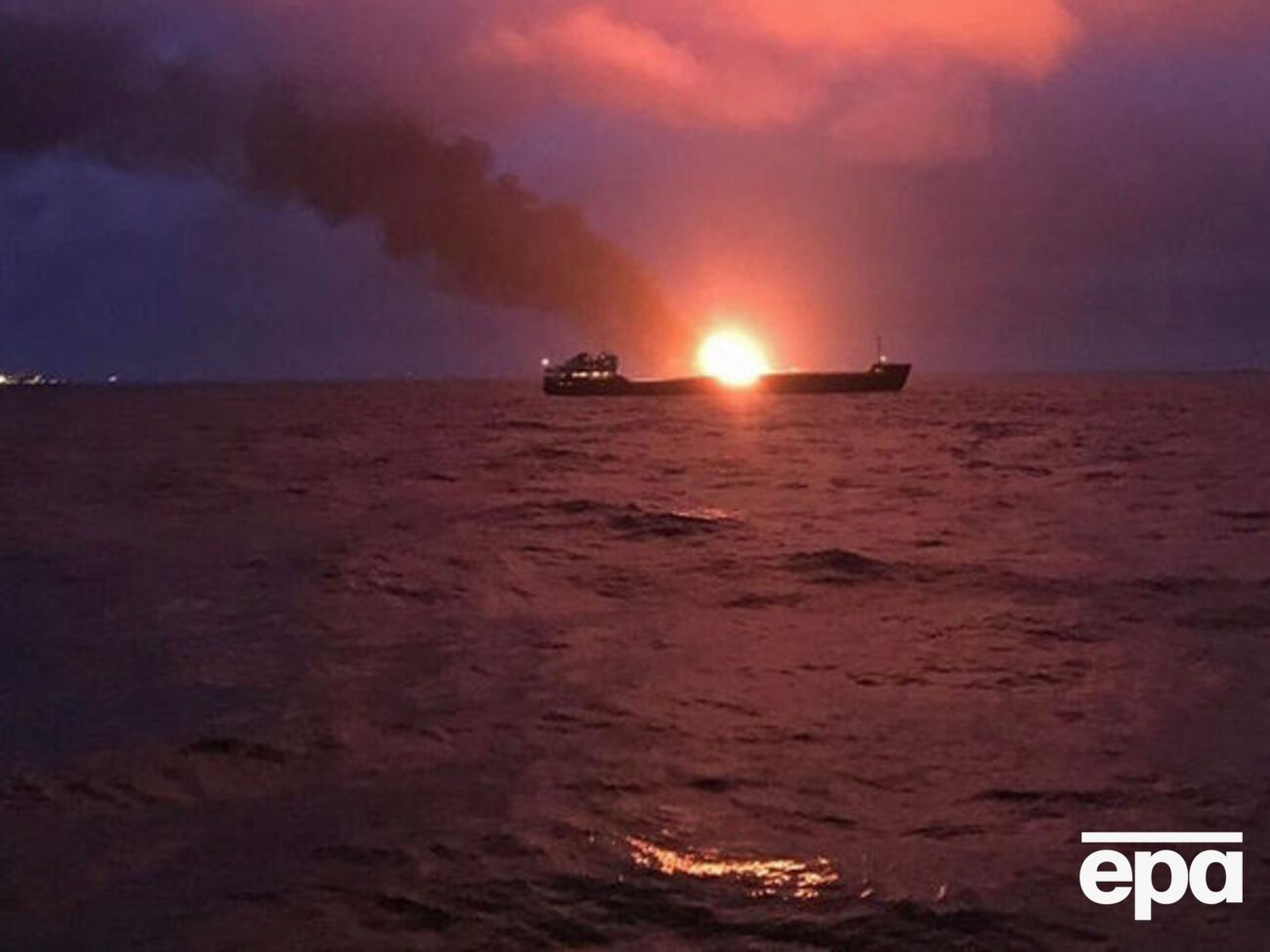 В районе Керченского пролива сгорели два танкера
