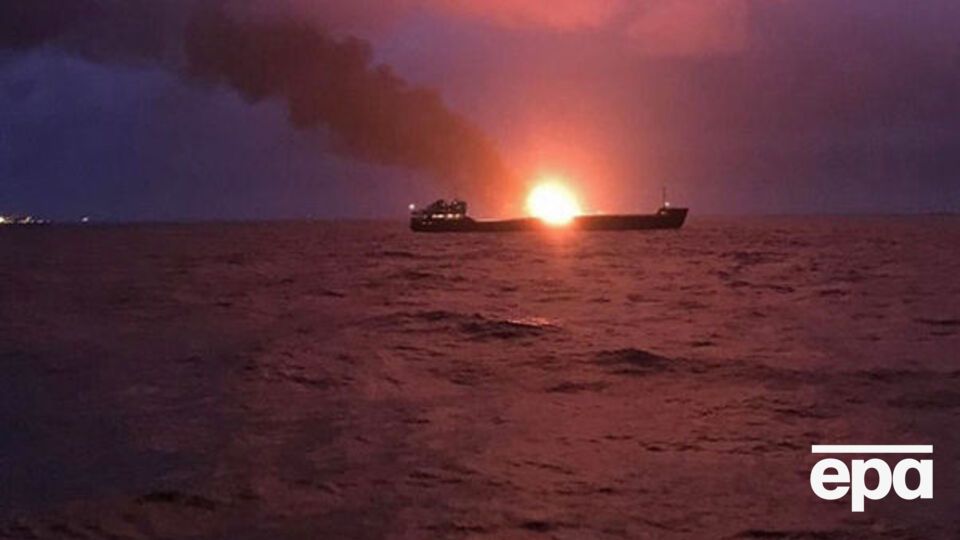 В районе Керченского пролива сгорели два танкера