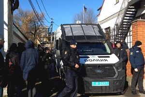 18 января в офисе газеты "Новый день" неизвестные устроили стрельбу и распылили слезоточивый газ