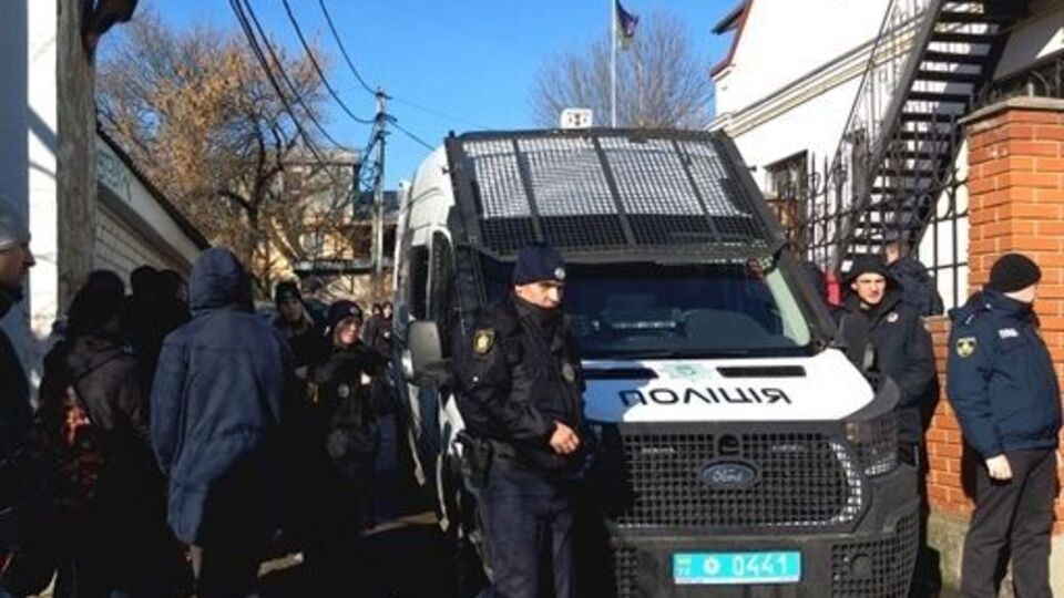 18 січня в офісі газети "Новий день" невідомі влаштували стрілянину і розпорошили сльозогінний газ