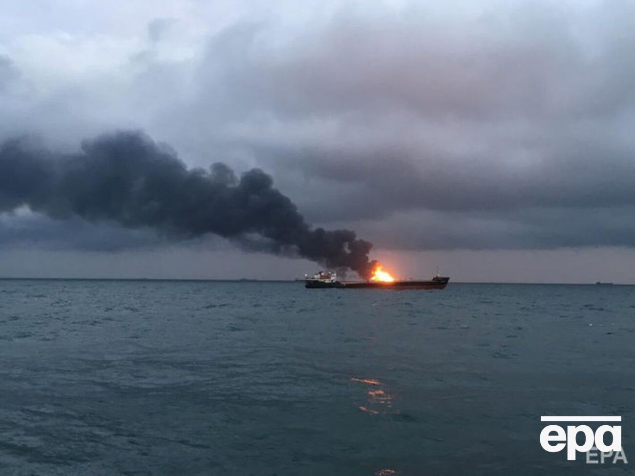 По имеющимся данным, пожар начался во время перекачки топлива