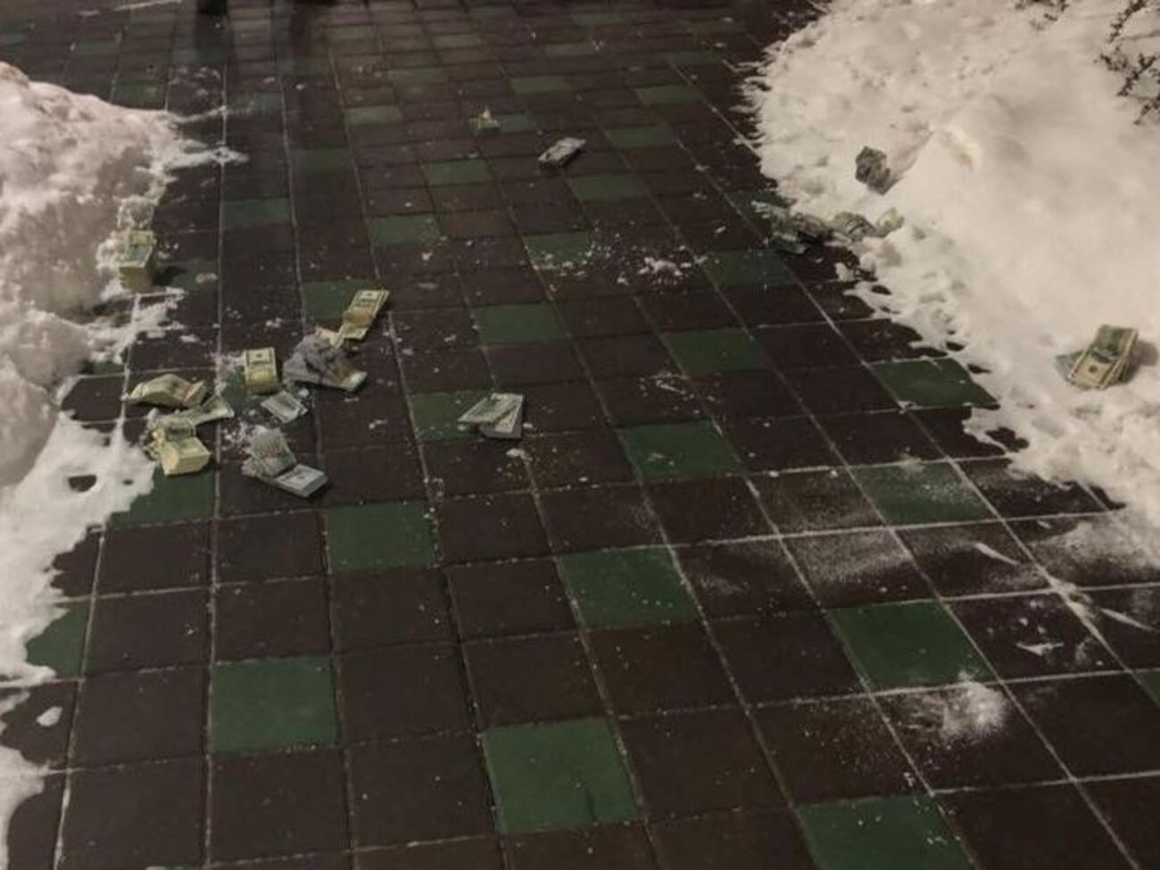 По данным Генпрокуратуры, фигуранты дела выбросили деньги в окно